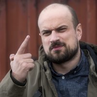 Glazbenik Vojko V pozira na trasi pruge splitskog gradskog vlaka