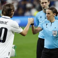 Francuska sutkinja Stephanie Frappart (R) i Luka Modrić