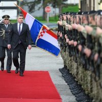 Milanović uručio časničke činove kadetima HVU-a