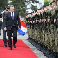 Milanović uručio časničke činove kadetima HVU-a