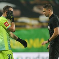 Ivan Banić leži nakon bačene petarde