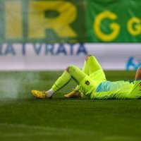 Ivan Banić leži nakon bačene petarde