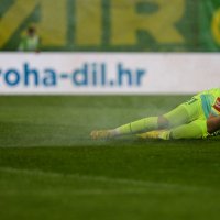 Ivan Banić leži nakon bačene petarde