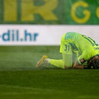 Ivan Banić leži nakon bačene petarde