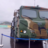 Pridruženo vozilo s projektilima