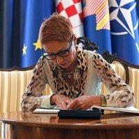 Jelena Milić predaje vjerodajnice Zoranu Milanoviću