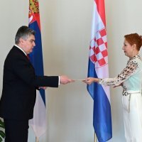 Jelena Milić predaje vjerodajnice Zoranu Milanoviću