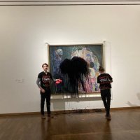 Aktivisti zalili Klimtovu sliku