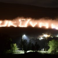Vatrom ispisano ime Vukovar na brdu kod zaseoka Mandarić