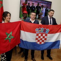 Zastupnici gledaju utakmicu s veleposlanicom Maroka