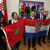 Zastupnici gledaju utakmicu s veleposlanicom Maroka