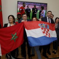 Zastupnici gledaju utakmicu s veleposlanicom Maroka