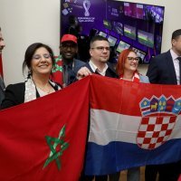 Zastupnici gledaju utakmicu s veleposlanicom Maroka