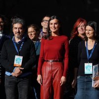 Kraljica Letizia u crvenim kožnim hlačama