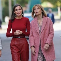 Kraljica Letizia u crvenim kožnim hlačama