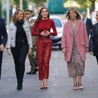 Kraljica Letizia u crvenim kožnim hlačama