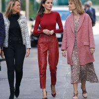 Kraljica Letizia u crvenim kožnim hlačama
