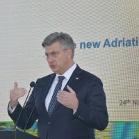 Andrej Plenković s Karlom Nehammerom i Markusom Soderom u posjeti LNG terminalu