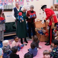 Camilla daruje medvjediće Paddington