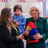 Camilla daruje medvjediće Paddington