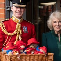 Camilla daruje medvjediće Paddington