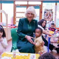Camilla daruje medvjediće Paddington