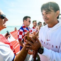 SP Katar: Hrvatski navijači iznenadili Vatrene ispred hotela uoči susreta Hrvatska - Kanada, 27.11.2022.