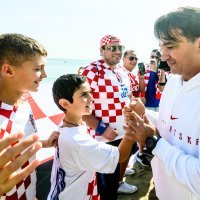 SP Katar: Hrvatski navijači iznenadili Vatrene ispred hotela uoči susreta Hrvatska - Kanada, 27.11.2022.