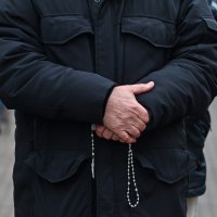 Muškarci mole krunicu na Trgu bana Jelačića