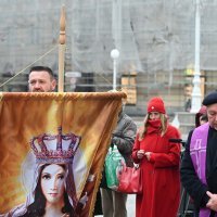 Muškarci mole krunicu na Trgu bana Jelačića