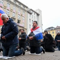 Muškarci mole krunicu na Trgu bana Jelačića