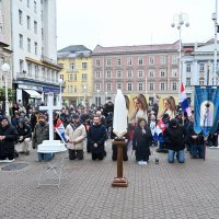 Muškarci mole krunicu na Trgu bana Jelačića
