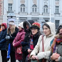 Muškarci mole krunicu na Trgu bana Jelačića