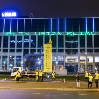 Prosvjed Greenpeacea ispred zgrade INA-e u Zagrebu