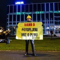 Prosvjed Greenpeacea ispred zgrade INA-e u Zagrebu