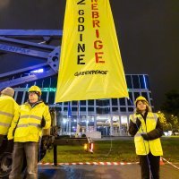 Prosvjed Greenpeacea ispred zgrade INA-e u Zagrebu