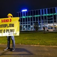 Prosvjed Greenpeacea ispred zgrade INA-e u Zagrebu