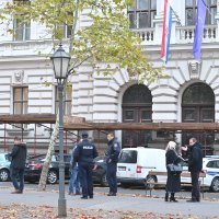 Policija ispred Vrhovnog i Trgovačkog suda na Zrinjevcu zbog dojave o bombi