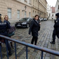 Policija pred Vladom