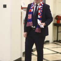 Saborski zastupnik Nikola Grmoja s navijačkim rekvizitima uoči utakmice