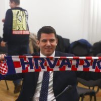 Saborski zastupnik Nikola Grmoja s navijačkim rekvizitima uoči utakmice