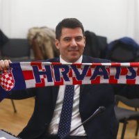 Saborski zastupnik Nikola Grmoja s navijačkim rekvizitima uoči utakmice