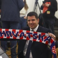 Saborski zastupnik Nikola Grmoja s navijačkim rekvizitima uoči utakmice