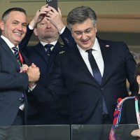 Andrej Plenković sa sinom u svečanoj loži na Al Janoub stadionu