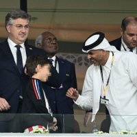 Andrej Plenković sa sinom u svečanoj loži na Al Janoub stadionu