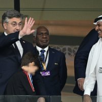 Andrej Plenković sa sinom u svečanoj loži na Al Janoub stadionu