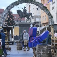 Uklanjanje adventskih kućica s Trga bana Jelačića zbog praćenja utakmice Argentina - Hrvatska