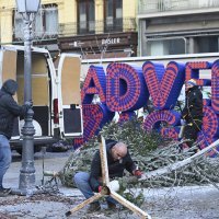 Uklanjanje adventskih kućica s Trga bana Jelačića zbog praćenja utakmice Argentina - Hrvatska