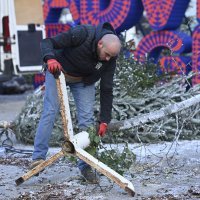 Uklanjanje adventskih kućica s Trga bana Jelačića zbog praćenja utakmice Argentina - Hrvatska