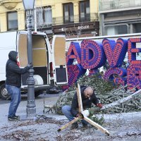 Uklanjanje adventskih kućica s Trga bana Jelačića zbog praćenja utakmice Argentina - Hrvatska